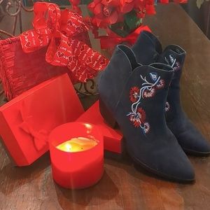 Carlos by Carlos Santana Layne Ankle Boots Navy Faux Suede 8 1/2 Embroidered
